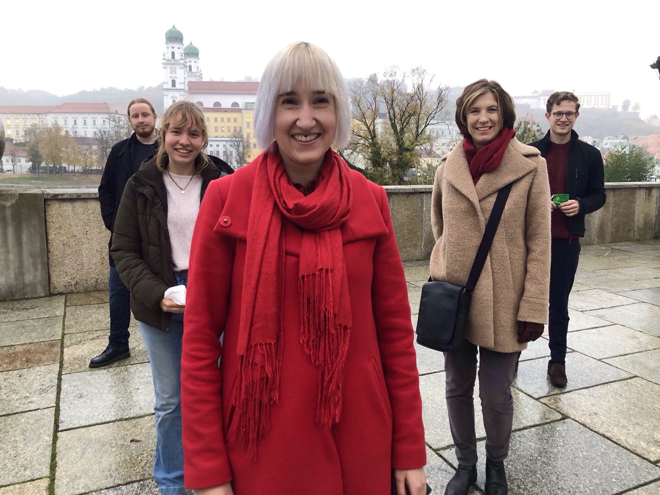 Freut sich über das Votum des Kreisvorstandes: Stefanie Auer (Mitte) soll für die Passauer GRÜNEN in den Bundestag.
