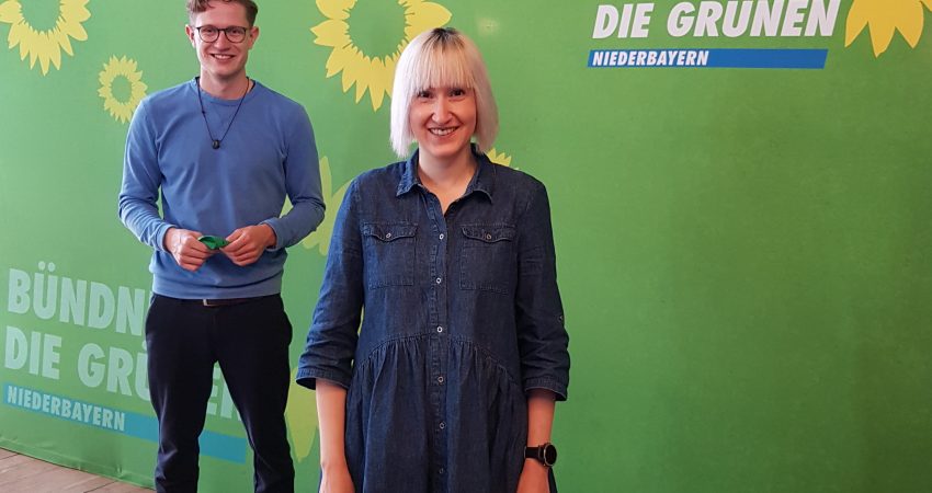 Freuten sich über ihre Wahl in den Bezirksvorstand: Stefanie Auer und Matthias Weigl