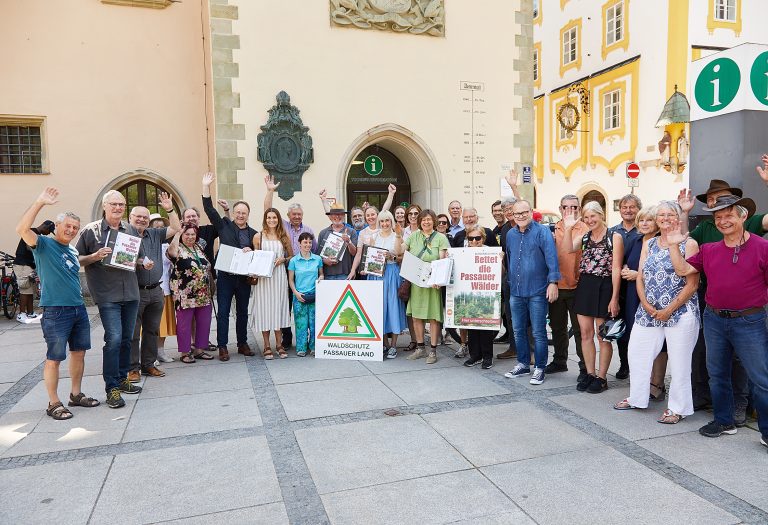 7302 Stimmen für Bürgerbegehren „Rettet die Passauer Wälder“ übergeben