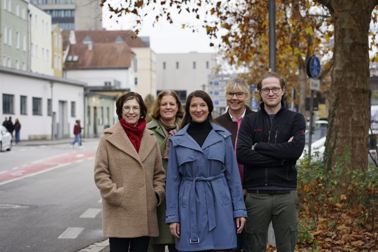 Grüne lehnen Hochwassermauer an der Oberen Donaulände ab